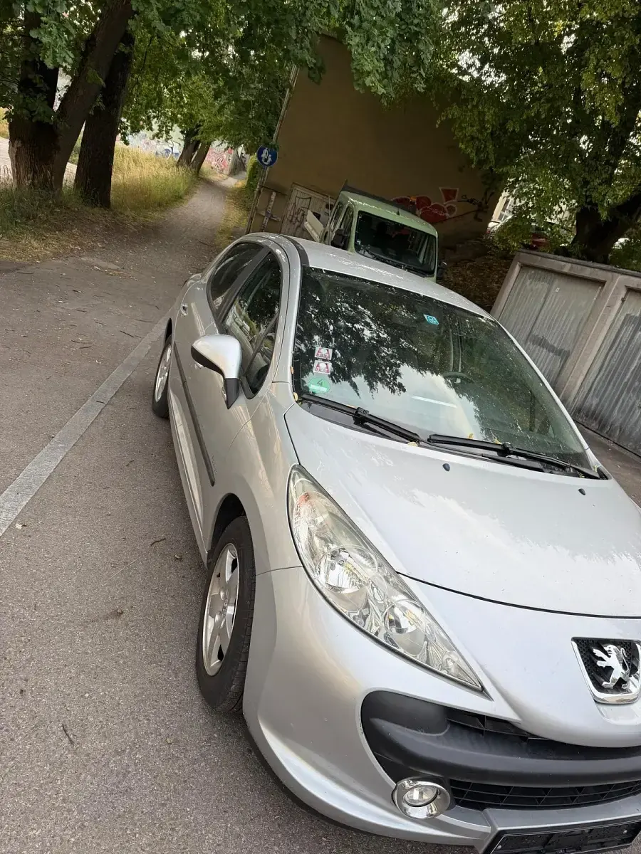 Gebraucht Peugeot 207 90 PS (66 kW) 2009 Silber Kleinwagen