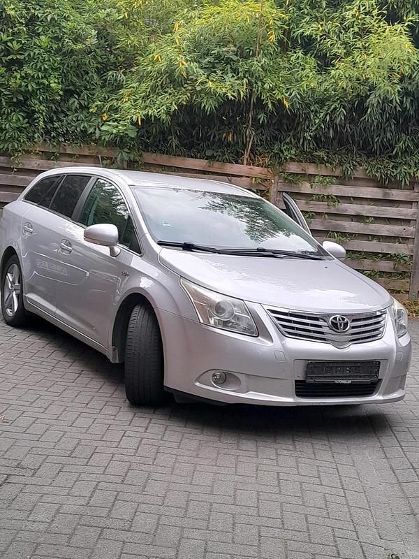 Silber Gebraucht 2010 Toyota Avensis Kombi | 6.200 € (Guter Preis) - Bild 1/4