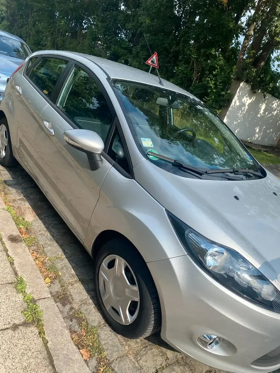 Gebraucht Ford Fiesta Trend 60 PS (44 kW) 2012 Silber Limousine