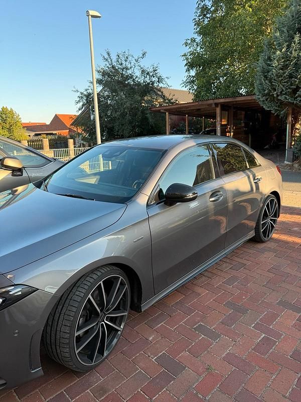 Grau Gebraucht 2020 Mercedes A200 Edition Limousine | 24.000 € (Fairer Preis) - Bild 1/4