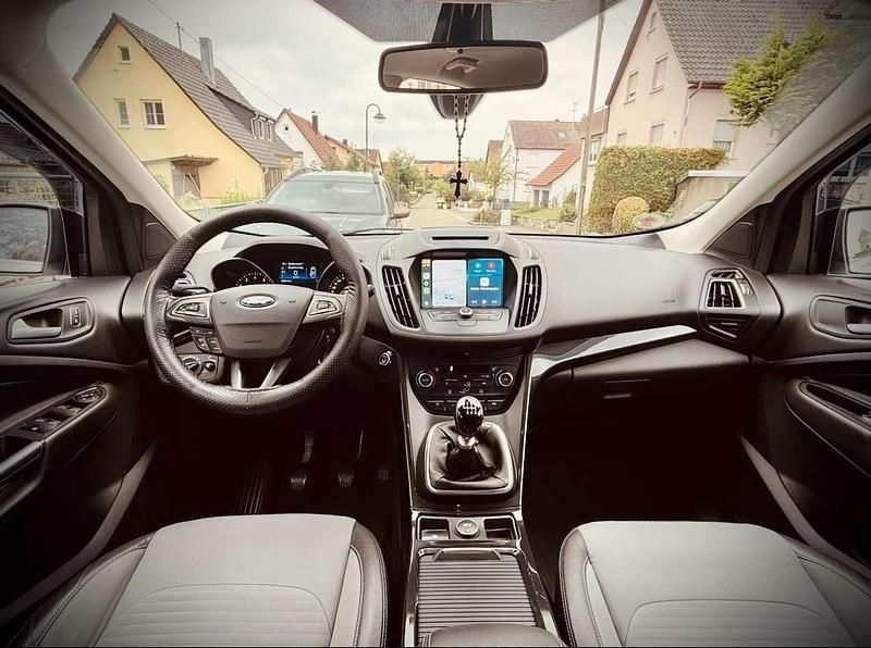 Gebraucht Ford Kuga Titanium 150 PS (110 kW) 2017 Weiß SUV