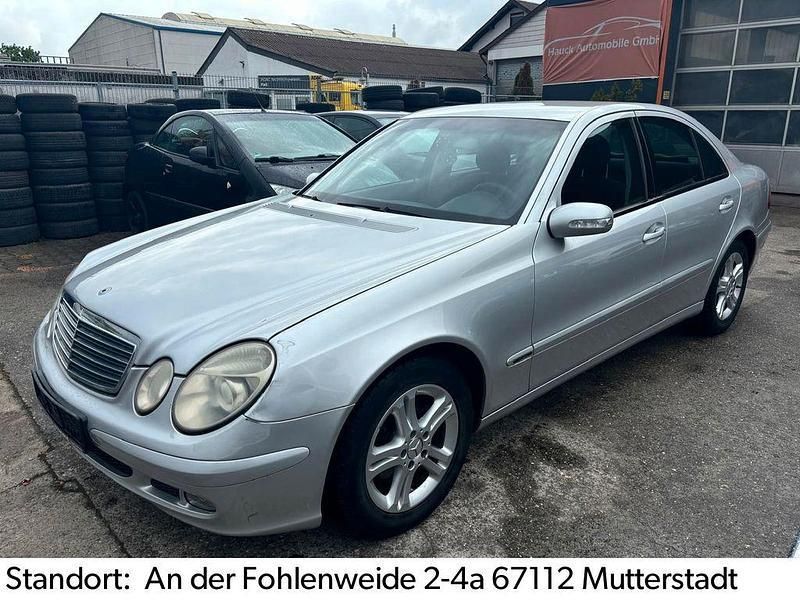 Silber Gebraucht 2004 Mercedes E220 Limousine | 1.950 € (Superpreis) - Bild 1/4
