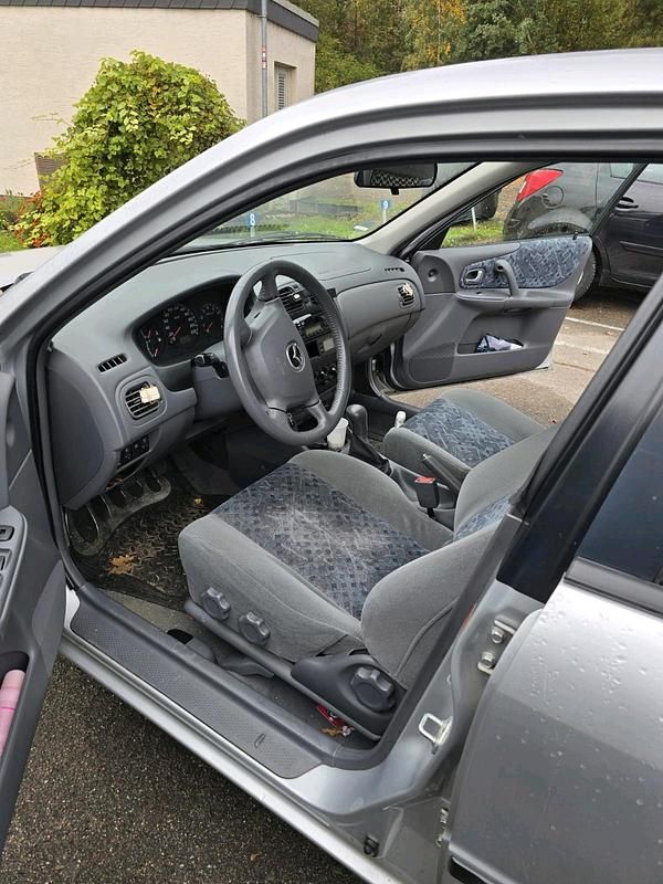 Grau Gebraucht 1999 Mazda 323F Kombi | 1.900 € - Bild 1/4