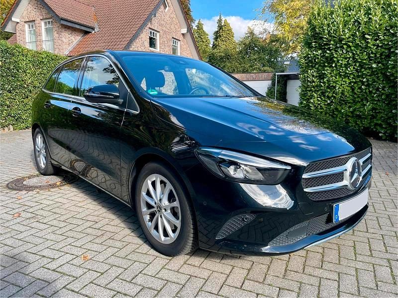 Schwarz Gebraucht 2020 Mercedes B220 Van / Kleinbus | 25.490 € (Guter Preis) - Bild 1/4