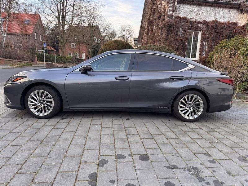 Grau Gebraucht 2022 Lexus ES300 Luxury Line Limousine | 35.500 € (Fairer Preis) - Bild 1/4
