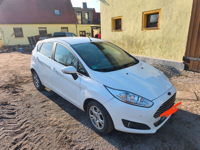 Weiß Gebraucht 2015 Ford Fiesta SYNC Edition Kleinwagen | 4.500 € - Bild 1/4