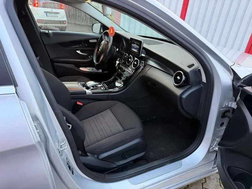 Gebraucht Mercedes C180 116 PS (85 kW) 2015 Silber Limousine