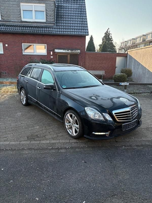 Schwarz Gebraucht 2013 Mercedes E300 AMG line Kombi | 9.599 € (Guter Preis) - Bild 1/4