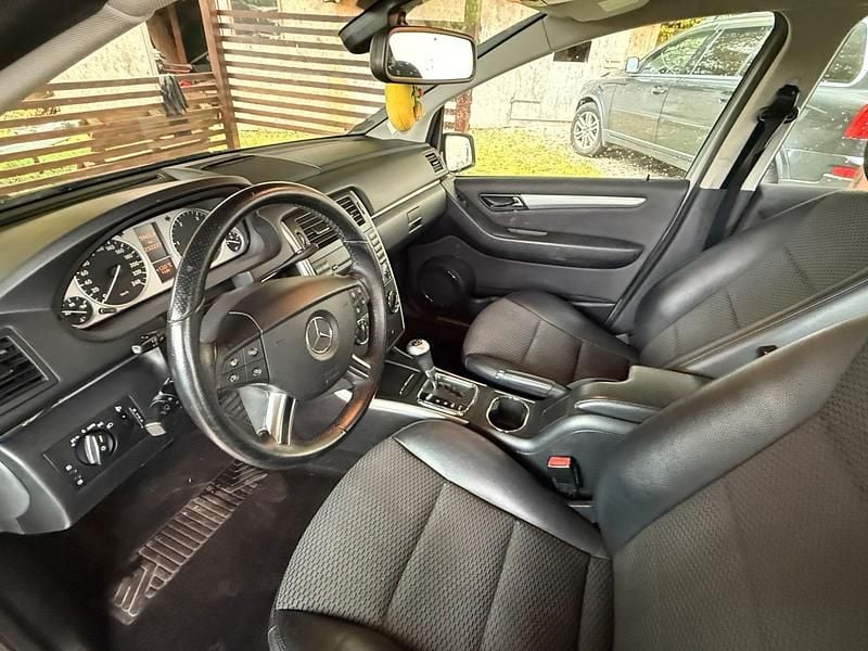 Grau Gebraucht 2011 Mercedes B200 Van / Kleinbus | 3.500 € - Bild 1/4