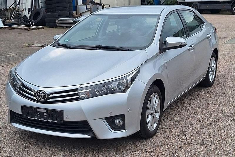 Grau Gebraucht 2015 Toyota Corolla Comfort Limousine | 13.200 € (Fairer Preis) - Bild 1/4