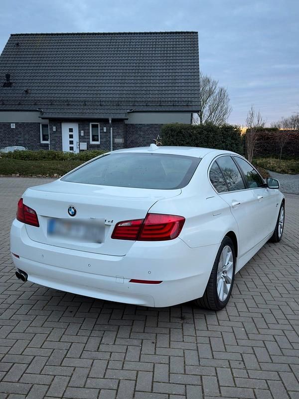 Gebraucht BMW 520 184 PS (135 kW) 2012 Weiß Limousine