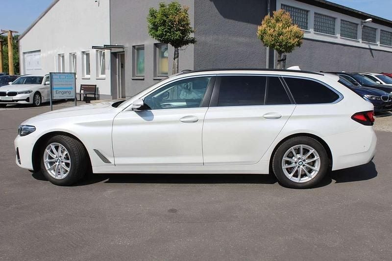 Mineralweiss Gebraucht 2023 BMW 520 Kombi | 31.980 € (Guter Preis) - Bild 1/4