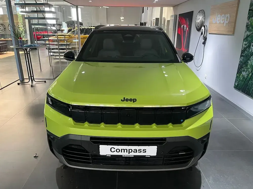 Neu Jeep Compass 145 PS (106 kW) 2026 Grün SUV
