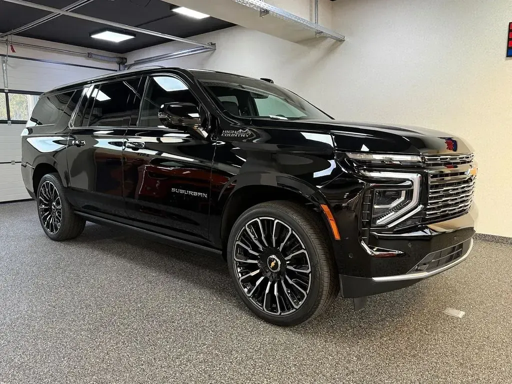 Neu Chevrolet Suburban 426 PS (313 kW) 2026 Schwarz SUV