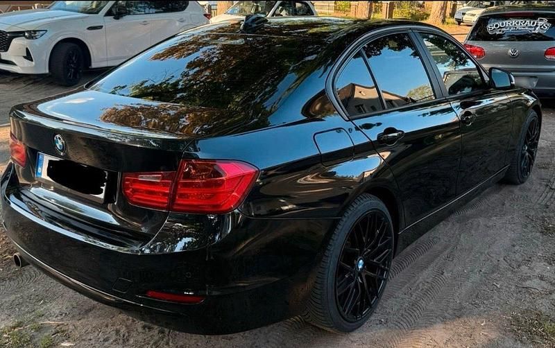Gebraucht BMW 320 184 PS (135 kW) 2012 Schwarz Limousine