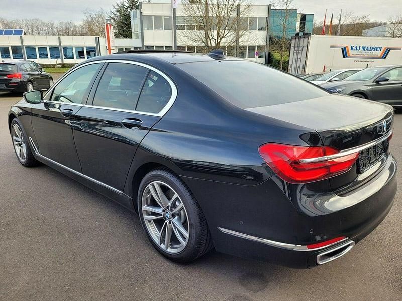 Gebraucht BMW 730 Sport Line 265 PS (194 kW) 2018 Black sapphire metallic Limousine