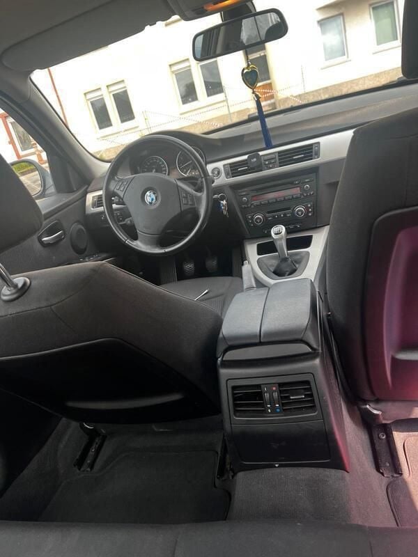 Grau Gebraucht 2009 BMW 318 Limousine | 4.000 € (Fairer Preis) - Bild 1/4