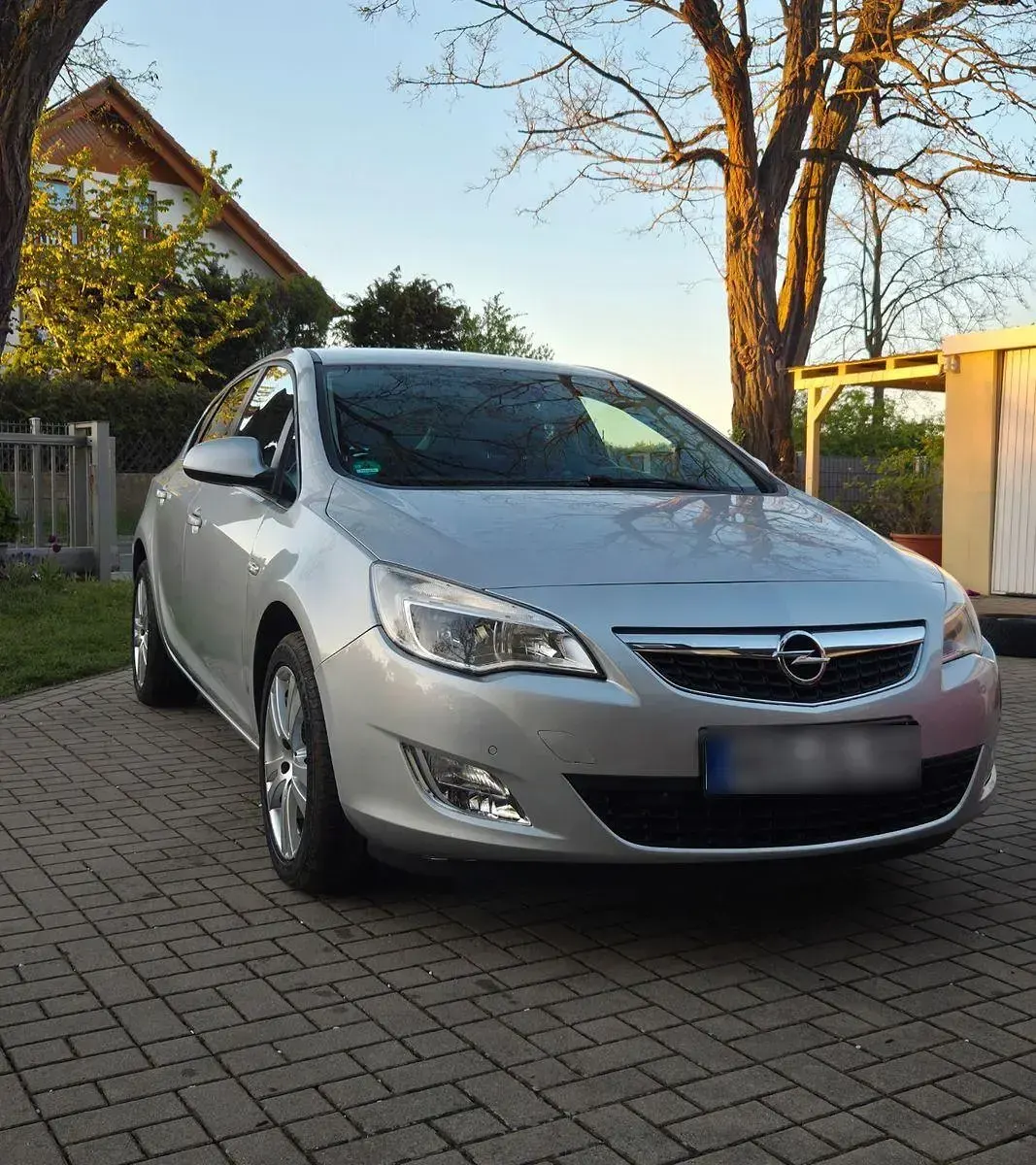 Gebraucht Opel Astra Edition 140 PS (102 kW) 2011 Silber Kombi
