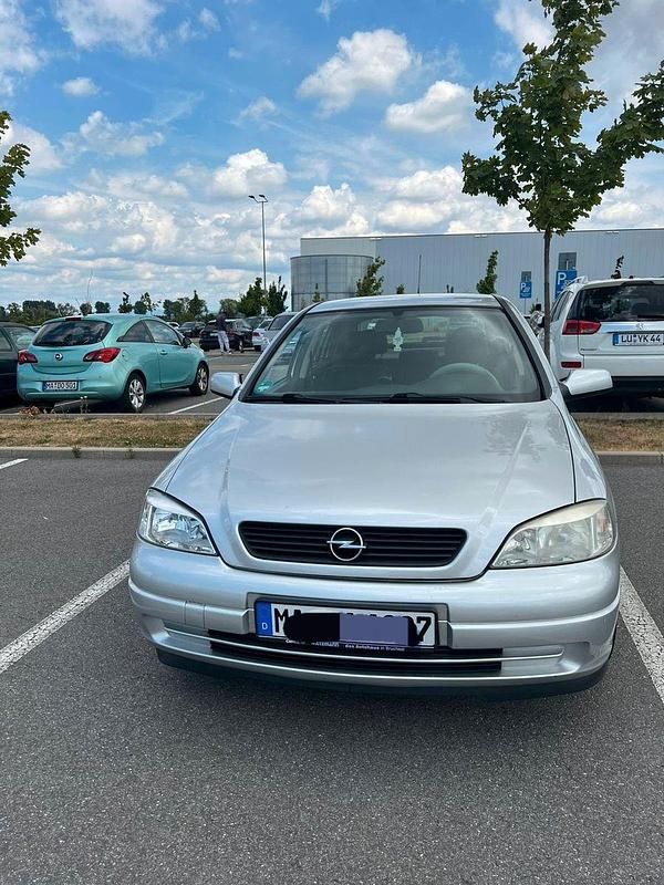 Grau Gebraucht 2002 Opel Astra Elegance Limousine | 850 € - Bild 1/4
