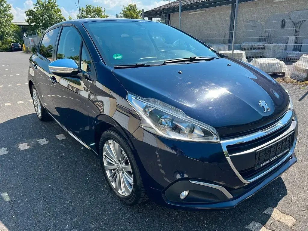 Gebraucht Peugeot 208 Allure 82 PS (60 kW) 2017 Violett Kleinwagen