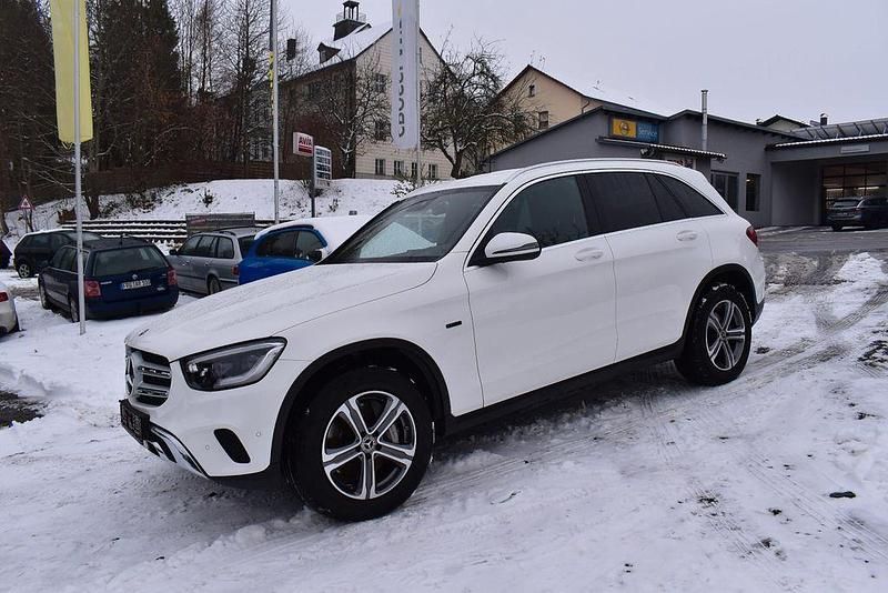 Polarweiss (metallic) Gebraucht 2021 Mercedes GLC300e SUV | 34.900 € (Fairer Preis) - Bild 1/4