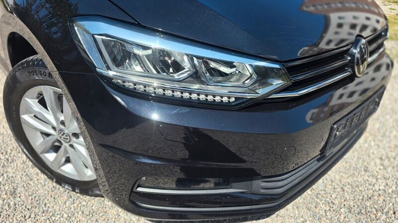 Schwarz Gebraucht 2023 VW Touran Comfortline Van / Kleinbus | 23.799 € (Superpreis) - Bild 1/4