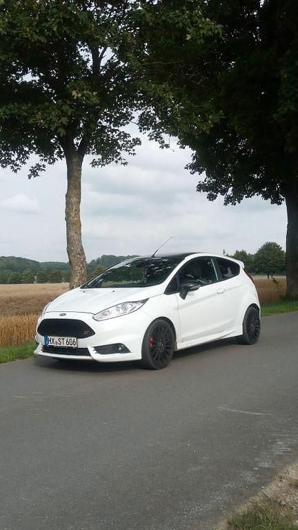 Weiß Gebraucht 2015 Ford Fiesta ST Kleinwagen | 9.499 € (Fairer Preis) - Bild 1/4