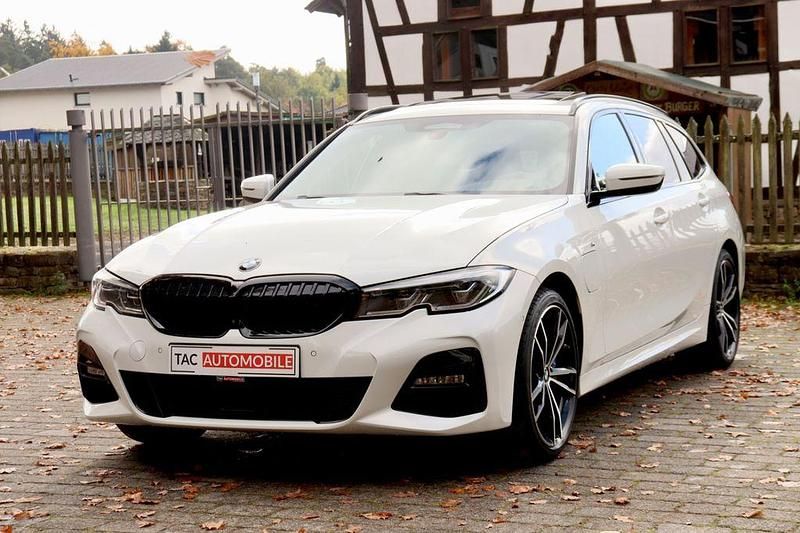 Alpinweiss iii Gebraucht 2021 BMW 330e M Sport Kombi | 35.490 € (Etwas zu teuer) - Bild 1/4
