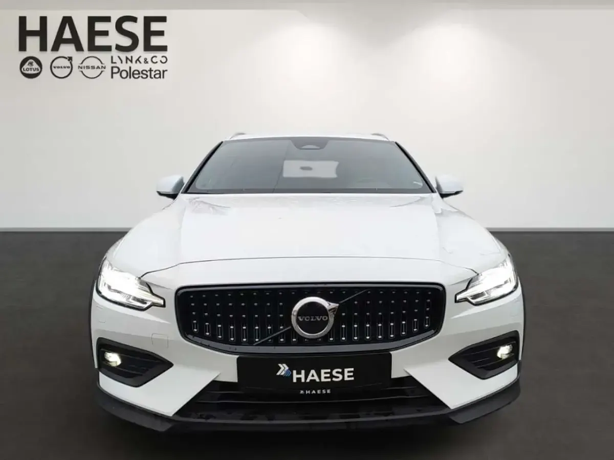 Gebraucht Volvo V60 CC Plus 197 PS (144 kW) 2024 Weiß Kombi