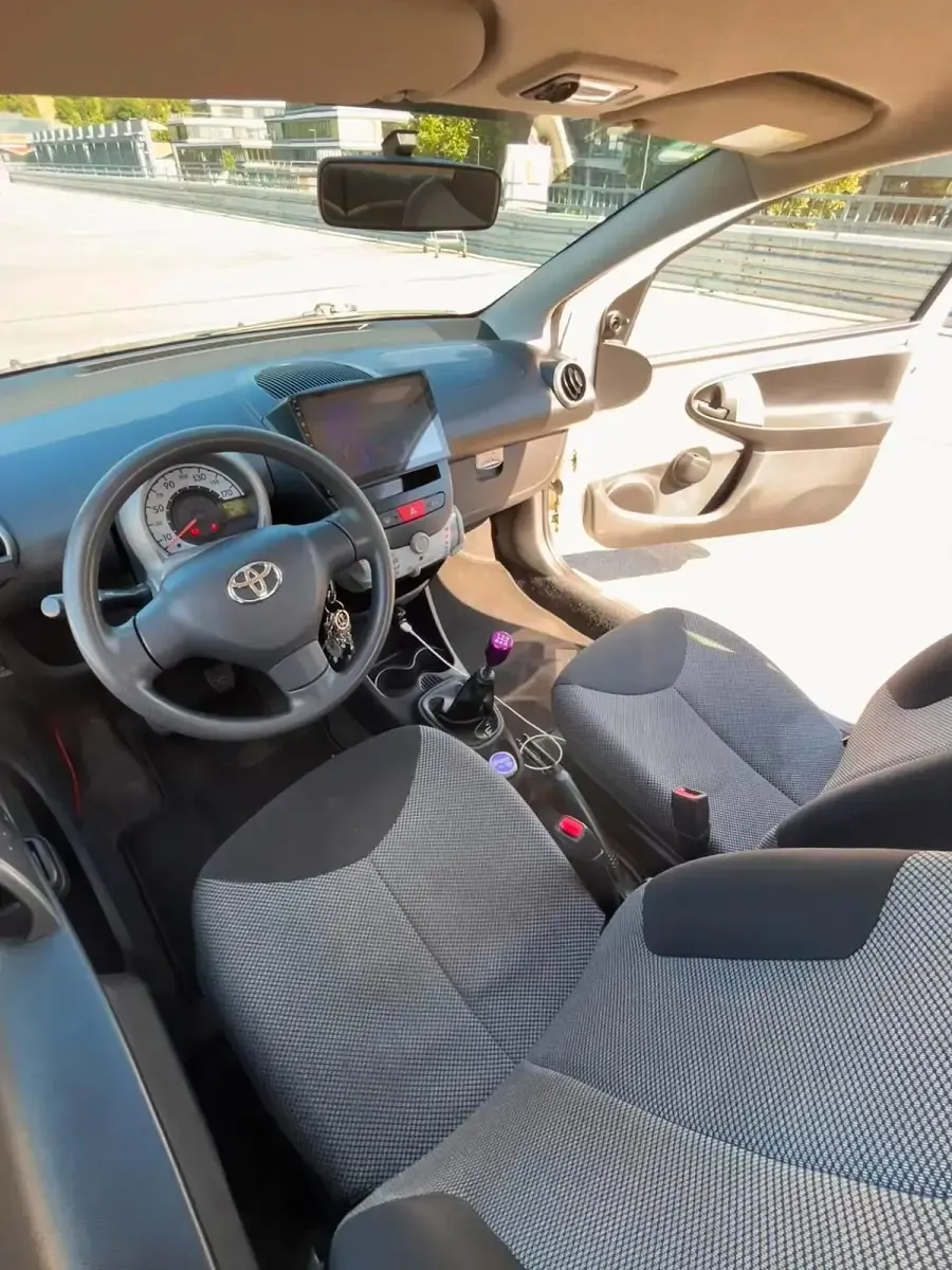 Gebraucht Toyota Aygo 68 PS (50 kW) 2013 Weiß Kleinwagen