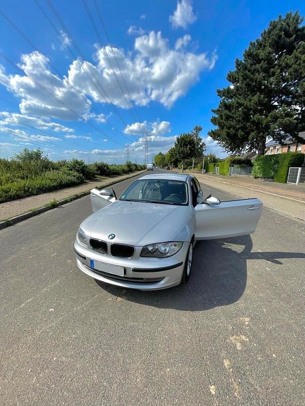 Silber Gebraucht 2007 BMW 118 Kleinwagen | 2.999 € - Bild 1/4