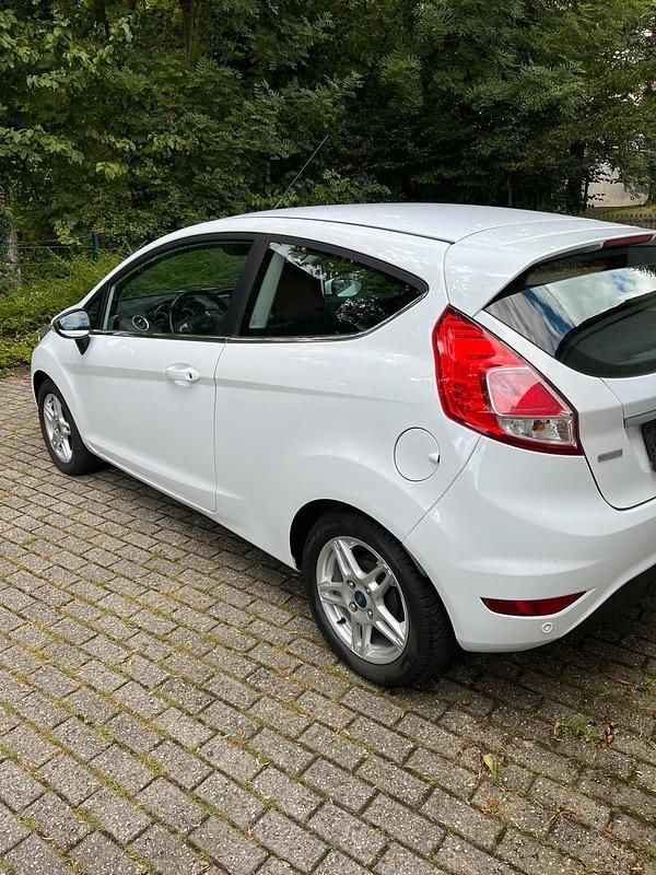 Gebraucht Ford Fiesta Titanium 101 PS (74 kW) 2014 Weiß Kleinwagen