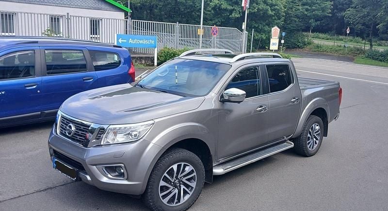 Grau Gebraucht 2017 Nissan Navara Tekna Abholung | 21.800 € (Guter Preis) - Bild 1/4