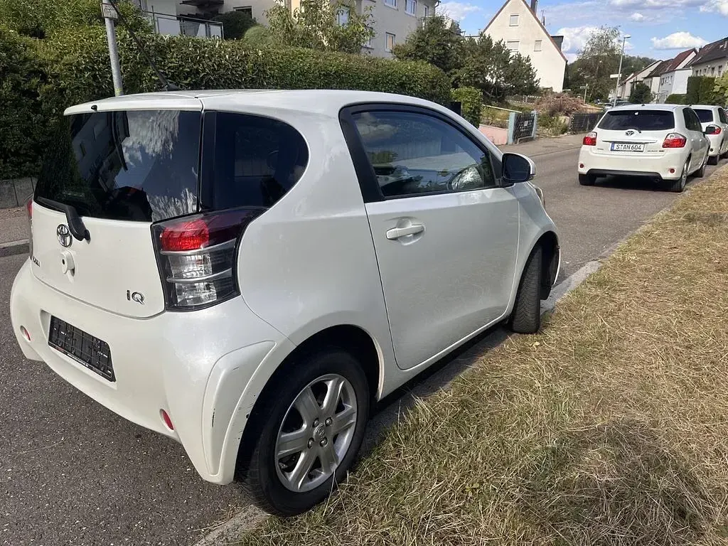 Gebraucht Toyota iQ Basis 68 PS (50 kW) 2009 Weiß Kleinwagen
