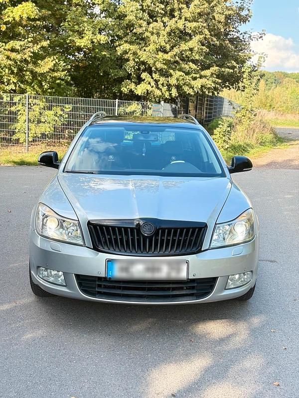 Grau Gebraucht 2012 Skoda Octavia Kombi | 5.500 € (Guter Preis) - Bild 1/4