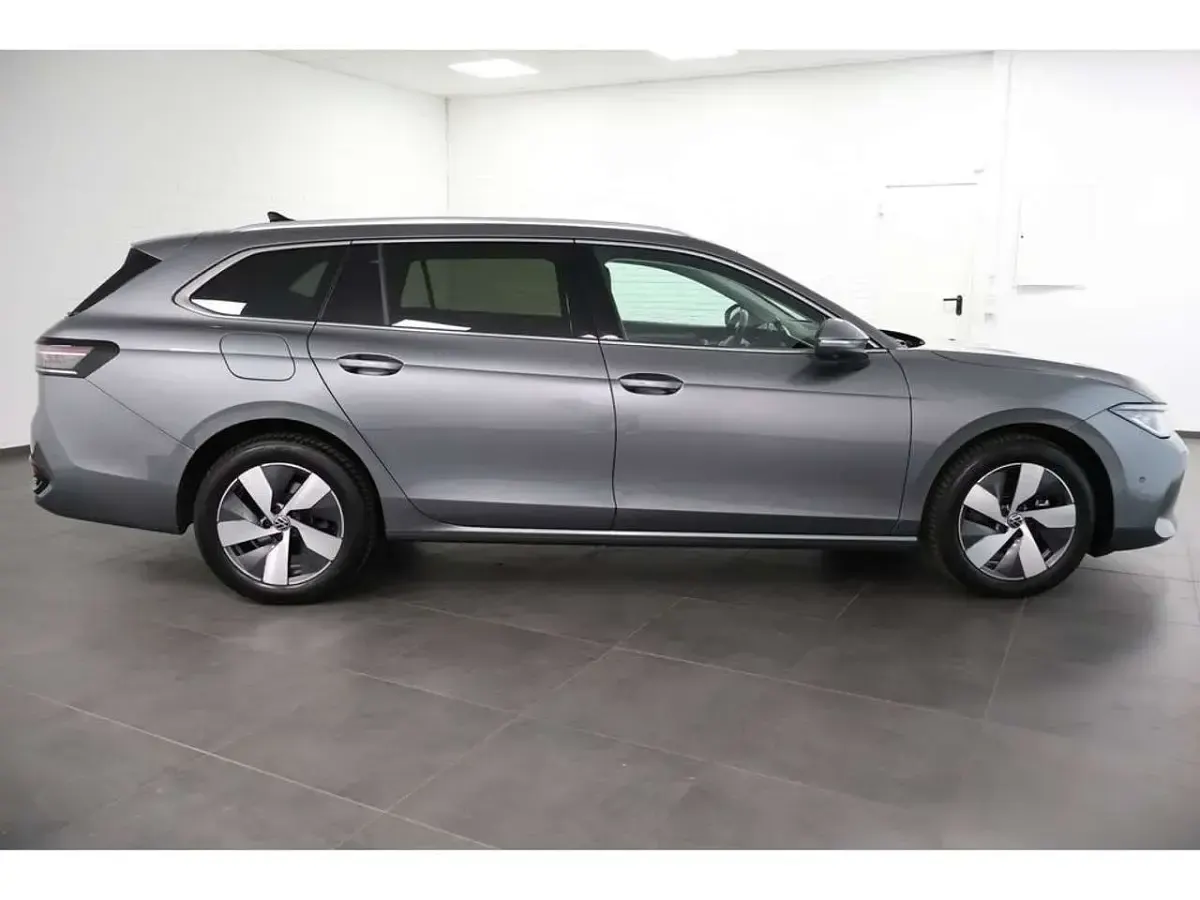 Gebraucht VW Passat Elegance 150 PS (110 kW) 2025 Grau Kombi