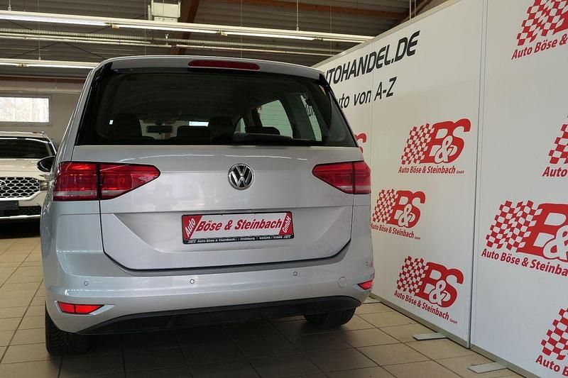 Gebraucht VW Touran Trendline 110 PS (80 kW) 2016 Silber Van / Kleinbus