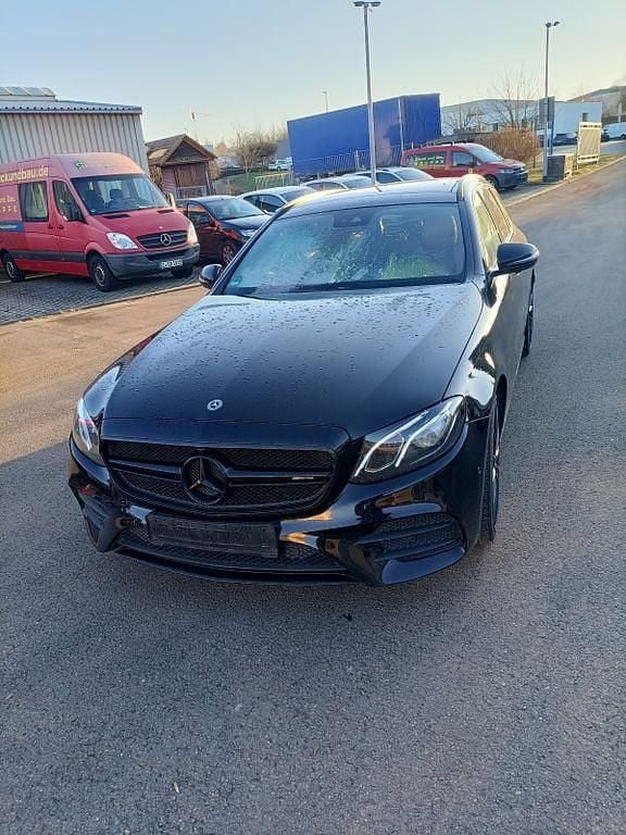 Schwarz Gebraucht 2019 Mercedes E400 Limousine | 34.850 € (Teuer) - Bild 1/4