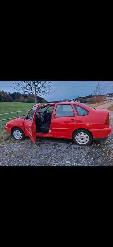 Rot Gebraucht 2001 VW Polo Classicline Limousine | 900 € (Superpreis) - Bild 1/4