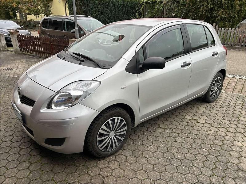 Silber Gebraucht 2010 Toyota Yaris Limousine | 2.390 € (Fairer Preis) - Bild 1/4
