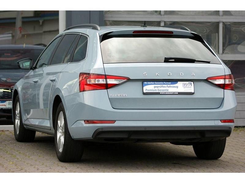 Gebraucht Skoda Superb Ambition 150 PS (110 kW) 2022 Platingrau metallic (metallic) Kombi