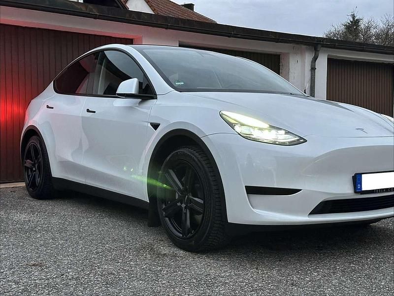 Weiß Gebraucht 2024 Tesla Model Y Standard Range SUV | 35.000 € (Fairer Preis) - Bild 1/4