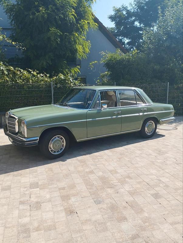 Grün Gebraucht 1972 Mercedes W114 Limousine | 21.500 € - Bild 1/4