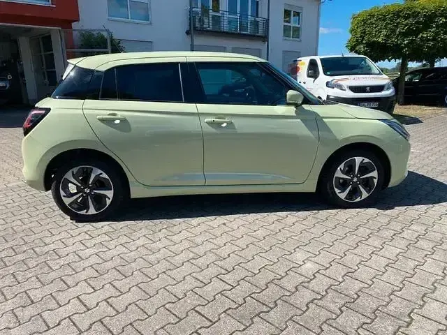 Gebraucht Suzuki Swift Comfort+ 82 PS (60 kW) 2025 Flame orange pearl Kleinwagen