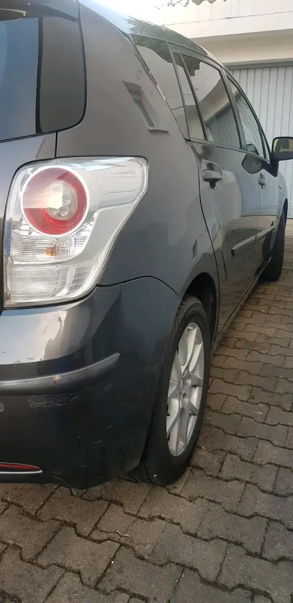 Gebraucht Toyota Verso 150 PS (110 kW) 2010 Silber Van / Kleinbus
