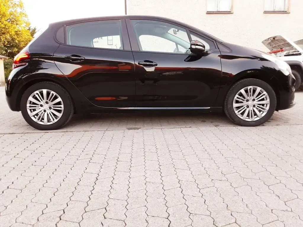 Gebraucht Peugeot 208 Active 82 PS (60 kW) 2017 Schwarz Kleinwagen