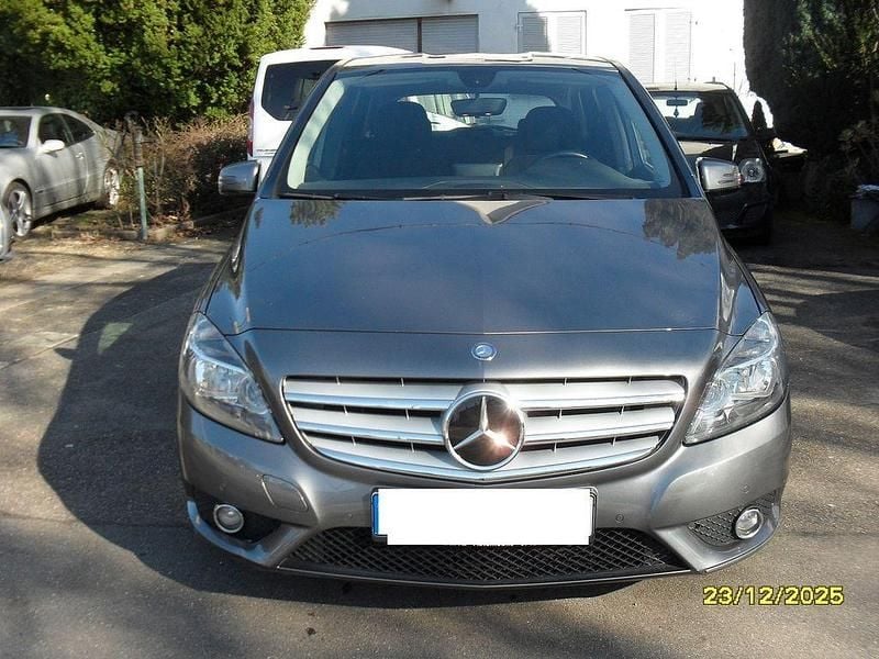 Gebraucht Mercedes B180 122 PS (89 kW) 2013 Grau Van / Kleinbus