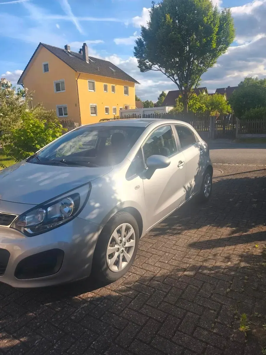Gebraucht Kia Rio 86 PS (63 kW) 2012 Grau Kleinwagen