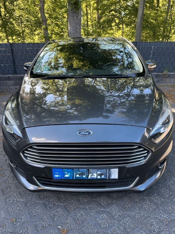 Grau Gebraucht 2017 Ford S-MAX Titanium Van / Kleinbus | 18.400 € (Fairer Preis) - Bild 1/4