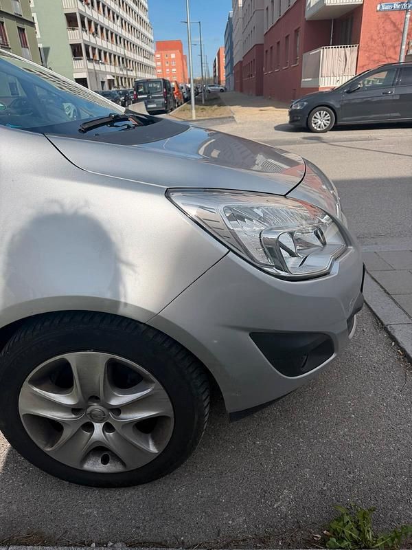 Używany Opel Meriva 101 KM (74 kW) 2011 Srebrny Minivan